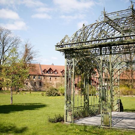 Schlosshotel Weyberhoefe Хёсбах Экстерьер фото