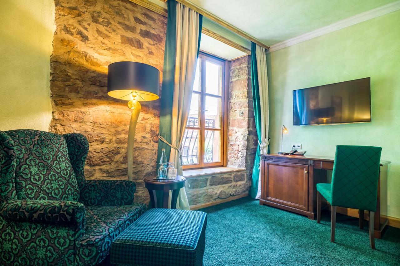 Schlosshotel Weyberhoefe Хёсбах Экстерьер фото